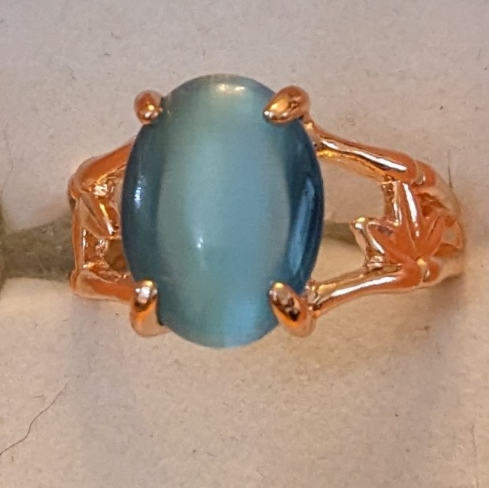 New blue colored cat's eye style gold tone ring, T1B8C